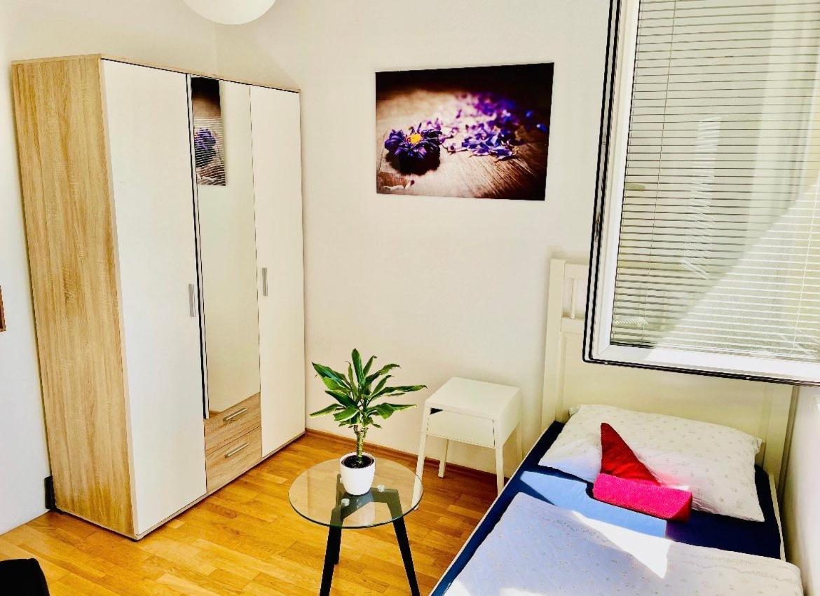 Das Zimmer Im Wiener Haus Esterno foto