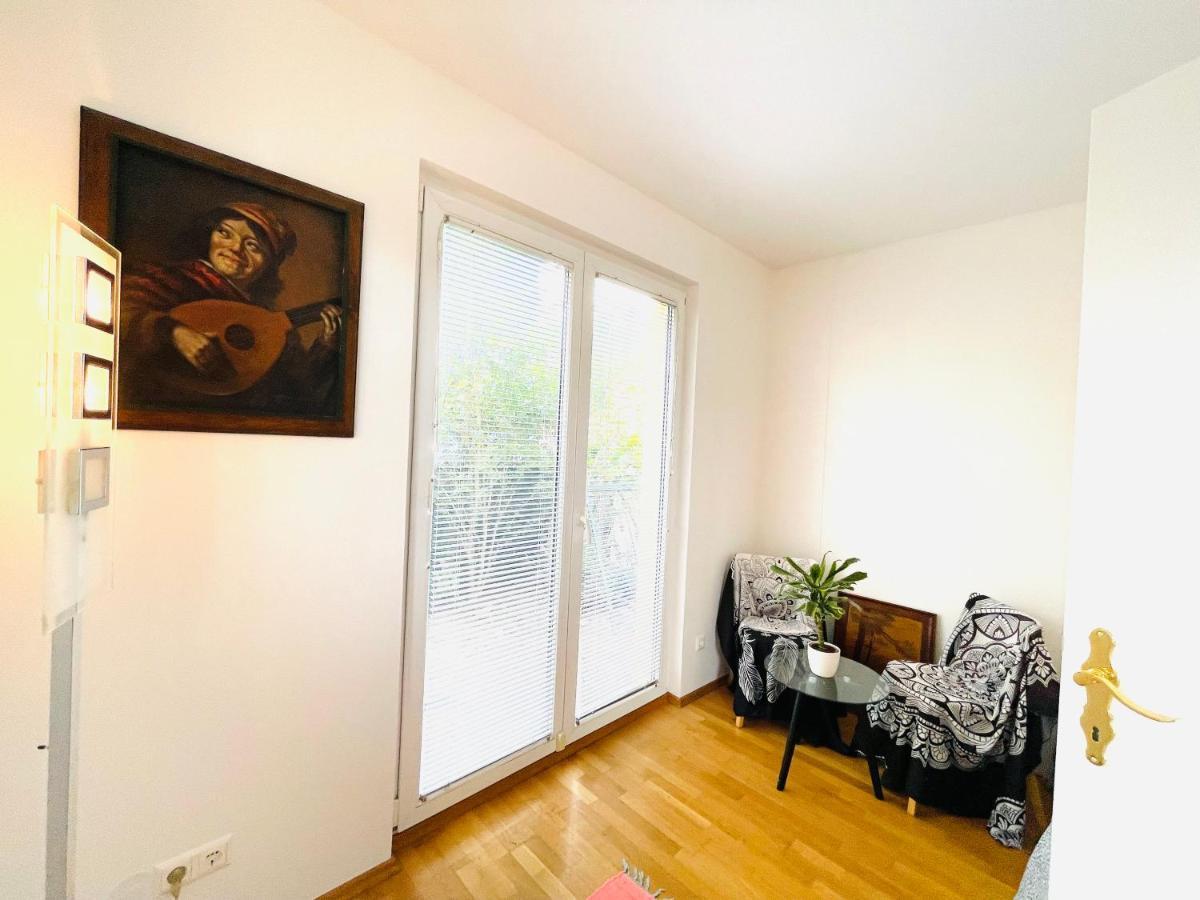 Das Zimmer Im Wiener Haus Esterno foto